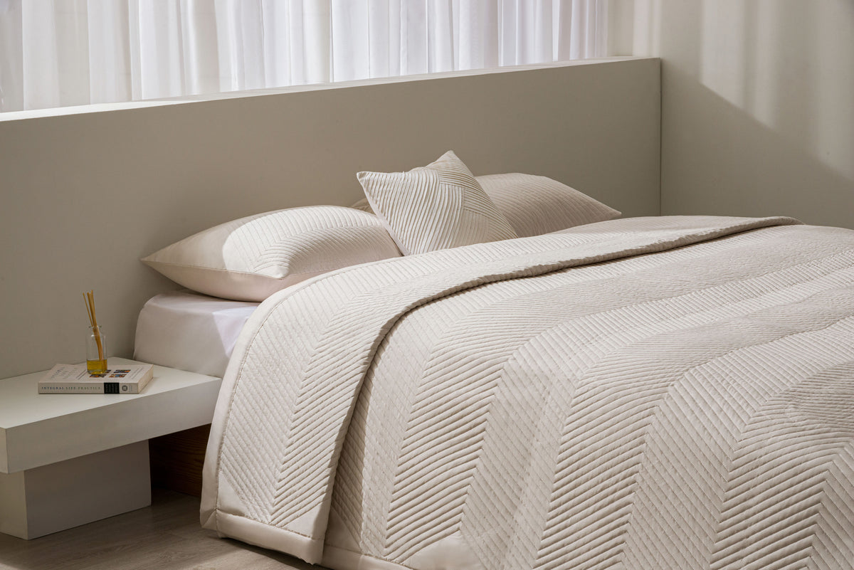 Limestone zigzag cotton satin Quilt Set – Lilly Home