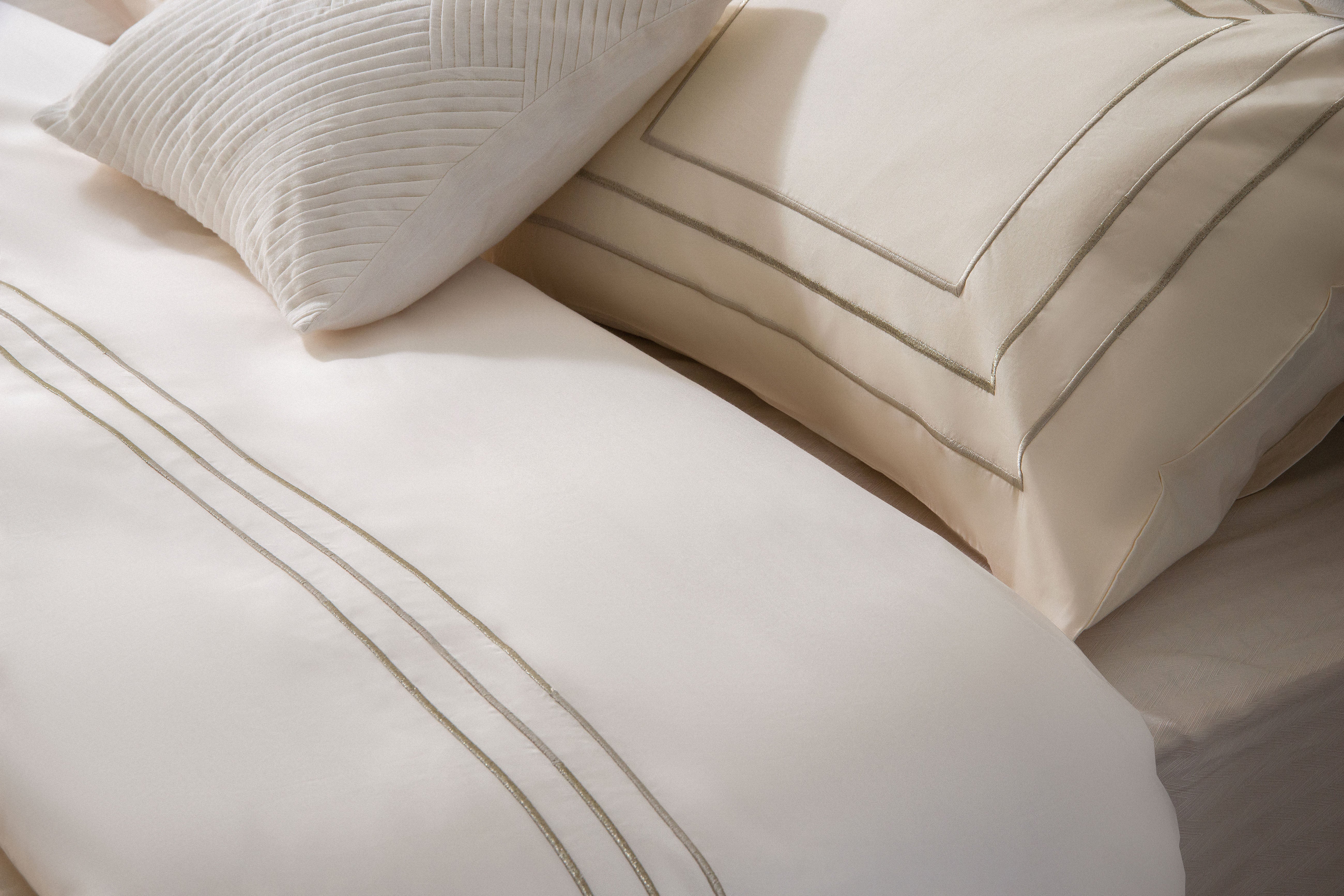 Embroidered 3 Lines Duvet cover